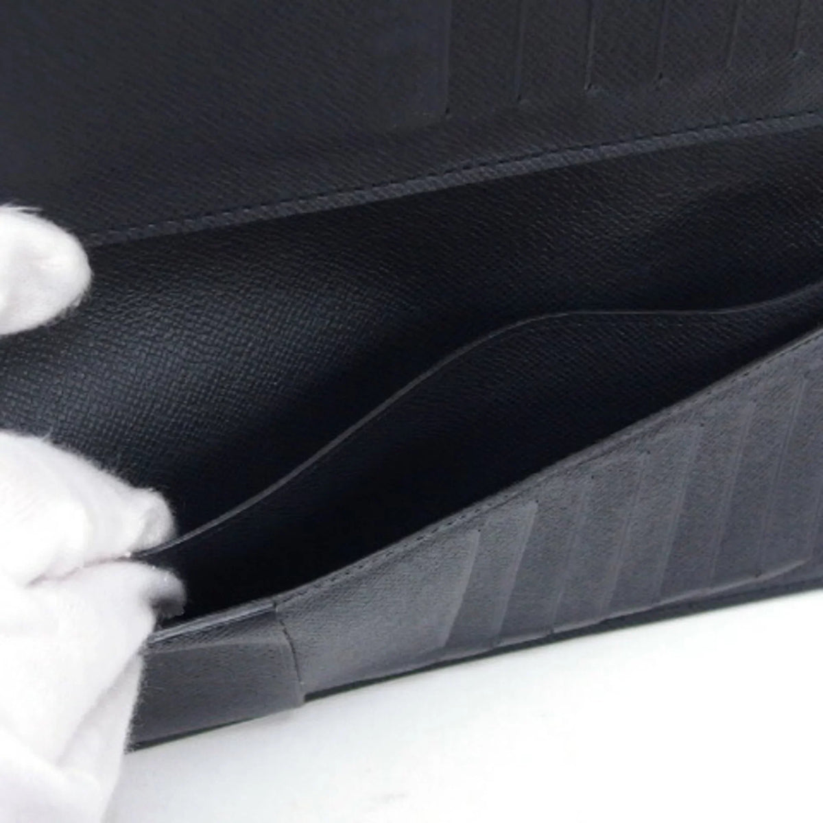 Pre-Owned Wallet (Good) Long Vuitton Black Bifold Billfold Taiga Louis