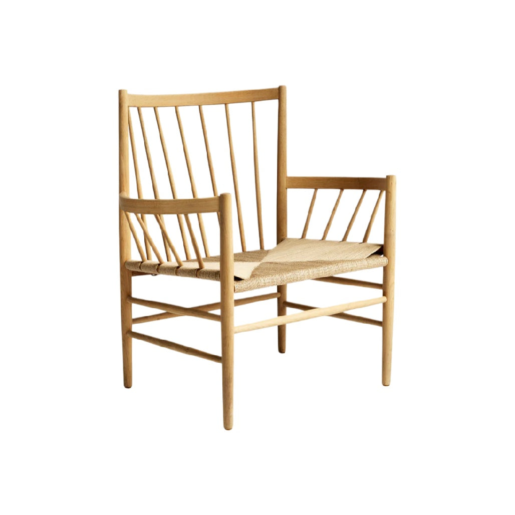 „Minimalistischer Holzstuhl mit geflochtener Sitzfläche und abgerundetem Armlehnen-Design