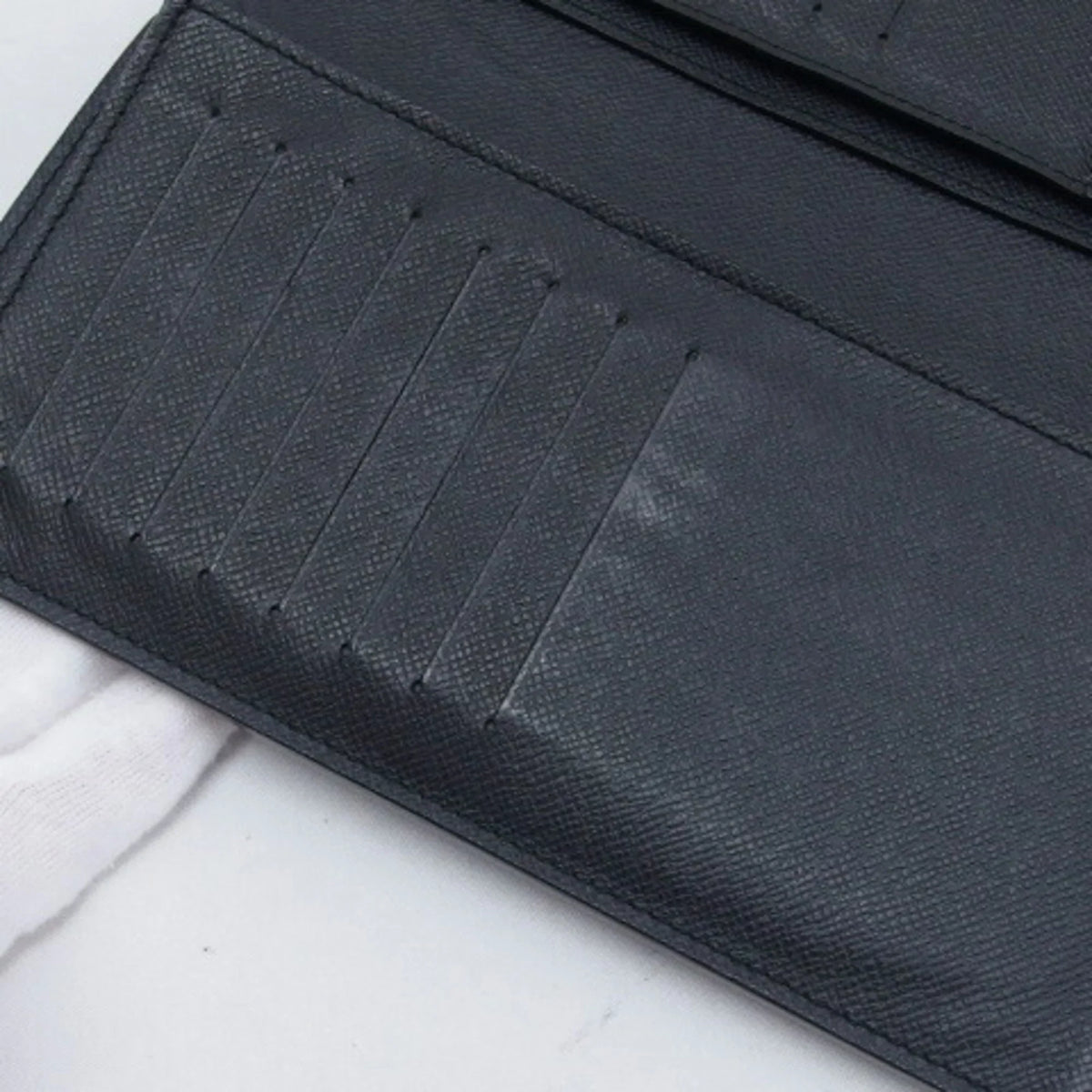Pre-Owned Wallet (Good) Long Vuitton Black Bifold Billfold Taiga Louis