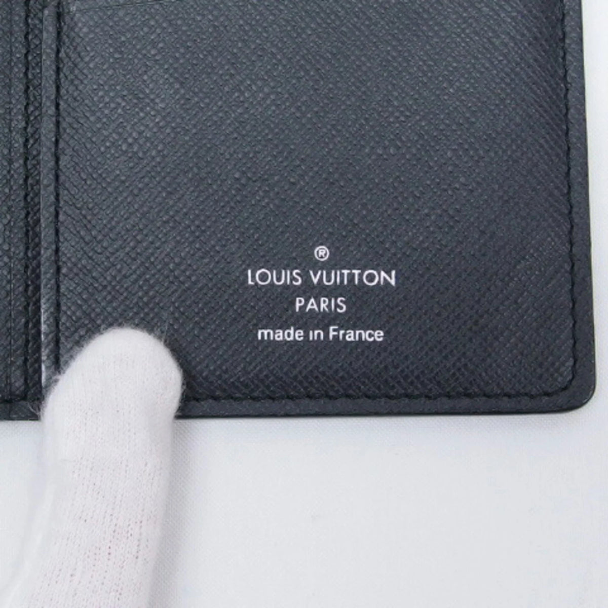 Pre-Owned Wallet (Good) Long Vuitton Black Bifold Billfold Taiga Louis